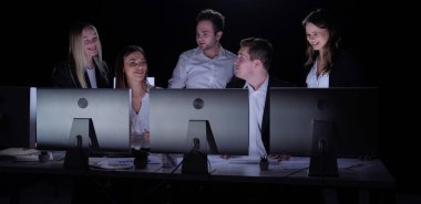 Yönetim kurulu başkanı ve ekibi ofiste çalışıyor. Kadın ve erkek liderler masalarda monitörlerle, yıllık şirket toplantılarıyla, takım üyeleri ve patron gülümseyen olumlu ifadelerle, tam şutla çalışırlar..