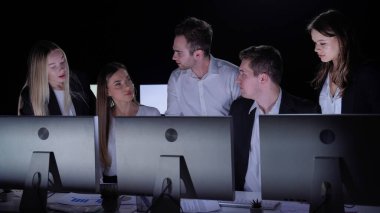 Yönetim kurulu başkanı ve ekibi ofiste çalışıyor. Erkek ve kadın liderler, masalarda gözlemcilerle birlikte çalışır. Yıllık şirket toplantısı, takım üyeleri ve patron etkileşimi, orta sıklet..
