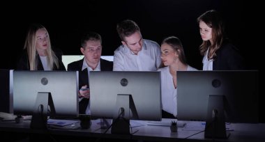 Yönetim kurulu başkanı ve ekibi ofiste çalışıyor. Kadın ve erkek liderler karanlık ofiste monitörlerle, yıl sonu şirket toplantılarında, üyeler patronla etkileşimde, ekranlara, orta çekime bakıyorlar..