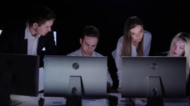 Yönetim kurulu başkanı ve ekibi ofiste çalışıyor. Kadın ve erkek liderler, karanlık ofiste gözlemcilerle, yıl sonu kurumsal toplantısıyla, patron ve genç üyelere görevleri açıklayan orta sıkletlerle masalarda çalışırlar..