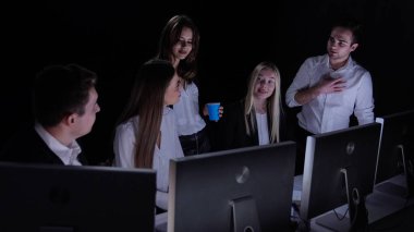 Yönetim kurulu başkanı ve ekibi ofiste çalışıyor. Erkek ve kadın liderler masalarda monitörlerle, yıl sonu şirket toplantılarında, patron ve takım üyeleri içki içerek ve sohbet ederek çalışır..