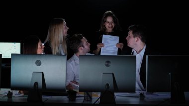 Yönetim kurulu başkanı ve ekibi ofiste çalışıyor. Kadın ve erkek liderler masalarda monitörlerle, yıllık şirket toplantılarıyla, kontrat belgeleriyle, gülen üyelerle çalışırlar.