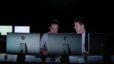 Yönetim kurulu başkanı ve ekibi ofiste çalışıyor. Erkek ve kadın liderler masalarda monitörlerle, yıl sonu şirket toplantılarıyla, patronla oturup iş tartışan genç adam takım üyeleriyle çalışırlar..