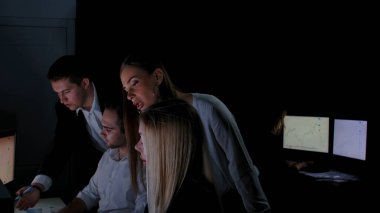 Yönetim kurulu başkanı ve ekibi ofiste çalışıyor. Kadın ve erkek liderler karanlık ofiste gözlemcilerle masalarda çalışırlar. Yıllık şirket toplantısı. Patron ve kurşun genç üyelere görevleri açıklar..