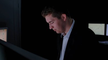 Yönetim kurulu başkanı ve ekibi ofiste çalışıyor. Kadın ve erkek liderler masalarda monitörlerle, yıllık şirket toplantılarıyla, patronlar masada oturup yazı yazarlar, haberleri okurlar, kapatırlar..