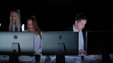 Yönetim kurulu başkanı ve ekibi ofiste çalışıyor. Kadın ve erkek liderler masalarda monitörlerle, yıllık kurumsal toplantılarla, patronla birlikte çalışan genç bayan takım üyeleriyle, orta kademelerle çalışırlar..