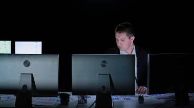 Yönetim kurulu başkanı ve ekibi ofiste çalışıyor. Kadın ve erkek liderler karanlık ofiste monitörlerle, yıl sonu şirket toplantısıyla, patron masasında tek başına oturup yazı yazarak, haber okuyarak, orta çekim yaparak masa başında çalışırlar..