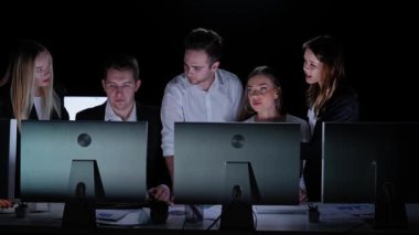 Yönetim kurulu başkanı ve ekibi ofiste çalışıyor. Erkek ve kadın liderler masalarda monitörlerle, yıllık şirket toplantılarında, iyi haberler almayı bekleyerek, kazanan jestler göstererek çalışırlar..