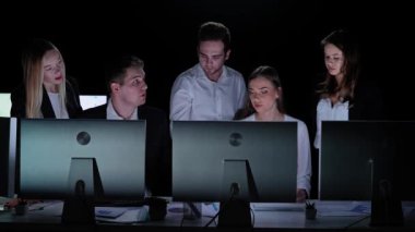 Yönetim kurulu başkanı ve ekibi ofiste çalışıyor. Erkek ve kadın liderler, masalarda gözlemcilerle birlikte çalışır. Yıllık şirket toplantısı. Gerçek zamanlı iyi haberler alma, mutlu yüz ifadeleri..