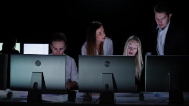 Yönetim kurulu başkanı ve ekibi ofiste çalışıyor. Erkek ve kadın liderler, masalarda gözlemcilerle, yıl sonu kurumsal toplantılarında çalışırlar. Patron, genç üyelere görevleri açıklar, talimatlar verir..