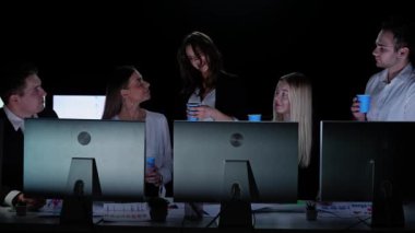 Yönetim kurulu başkanı ve ekibi ofiste çalışıyor. Erkek ve kadın liderler, masalarda monitörlerle, yıl sonu kurumsal toplantılarında, doğum günü konuşmalarında, takım kadehlerini bardaklardan içerek birlikte tezahürat yapar..