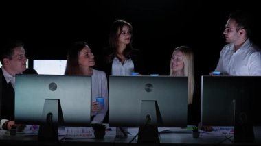 Yönetim kurulu başkanı ve ekibi ofiste çalışıyor. Erkek ve kadın liderler, masalarda monitörlerle, yıl sonu kurumsal toplantılarında, doğum günü konuşmalarında, takım kadehlerini bardaklardan içerek birlikte tezahürat yapar..