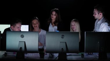 Yönetim kurulu başkanı ve ekibi ofiste çalışıyor. Erkek ve kadın liderler masalarda monitörlerle, yıllık şirket toplantılarıyla, sıradan sohbetlerle, gülen üyelerle, bardaklardan içerek çalışırlar..