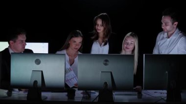 Yönetim kurulu başkanı ve ekibi ofiste çalışıyor. Erkek ve kadın liderler, masalarda monitörlerle, yıllık şirket toplantılarında, online video görüşmeleri ile konuşarak, bilgi içeren kağıtları göstererek çalışırlar..