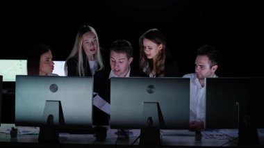 Yönetim kurulu başkanı ve ekibi ofiste çalışıyor. Erkek ve kadın liderler, masalarda monitörlerle, yıl sonu şirket toplantılarında, belgeleri okuyarak, tartışarak, gergin konuşmalarla çalışırlar..