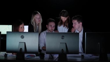 Yönetim kurulu başkanı ve ekibi ofiste çalışıyor. Kadın ve erkek liderler karanlık ofiste monitörlerle masalarda çalışırlar. Yıllık şirket toplantıları video görüşmeleri, tartışmalar, olumsuz ifadeler..