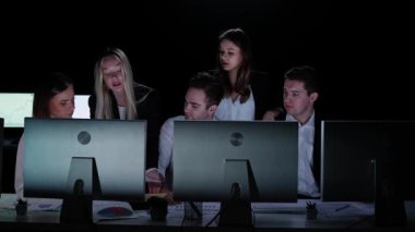 Yönetim kurulu başkanı ve ekibi ofiste çalışıyor. Erkek ve kadın liderler masalarda monitörlerle, yıllık şirket toplantılarında, gergin konuşmalarda, iş arkadaşlarının tartışmalarında, belgeleri ve verileri kontrol etmelerinde çalışırlar..