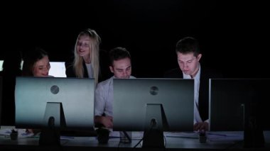 Yönetim kurulu başkanı ve ekibi ofiste çalışıyor. Erkek ve kadın liderler karanlık ofiste gözlemcilerle, yıl sonu şirket toplantılarında masa başında çalışırlar. Üyeler anlaşma belgeleri hazırlar, mutlu ifadeler kullanırlar..