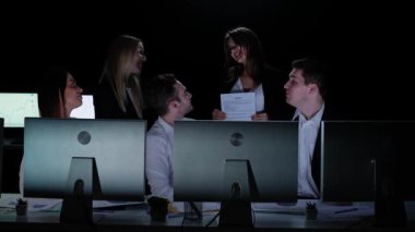 Yönetim kurulu başkanı ve ekibi ofiste çalışıyor. Erkek ve kadın liderler karanlık ofiste gözlemcilerle, yıl sonu şirket toplantılarında masa başında çalışırlar. Üyeler anlaşma belgeleri hazırlar, mutlu ifadeler kullanırlar..