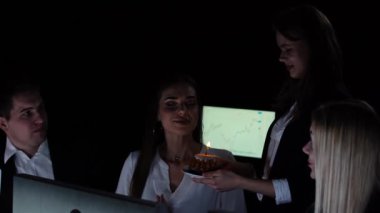Yönetim kurulu başkanı ve ekibi ofiste çalışıyor. Kadın ve erkek liderler karanlık ofiste monitörlerle, yıllık şirket toplantılarında doğum günü pastasında mum üfleyen ve gülümseyen kadınlarla masalarda çalışır..