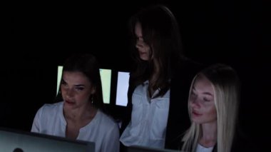 Yönetim kurulu başkanı ve ekibi ofiste çalışıyor. Kadın ve erkek liderler karanlık ofiste monitörlerle, yıllık kurumsal toplantılarda, online video görüşmeleri ile konuşarak, bilgi grafiklerini göstererek masalarda çalışırlar..
