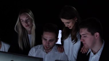 Yönetim kurulu başkanı ve ekibi ofiste çalışıyor. Kadın ve erkek liderler karanlık ofiste monitörlerle masalarda çalışırlar. Yıllık şirket toplantılarını video görüşmeleri ile yaparlar. Olumsuz ifadeleri tartışırlar, kapatırlar..