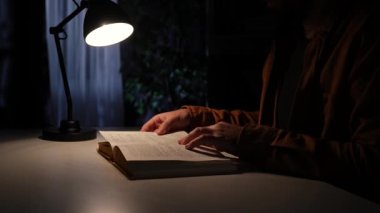 Ofis çalışanı fazla mesai yapıyor. Genç iş adamı gece geç saatlere kadar ofiste çalışıyor, sayfaları karıştıran bir kitap okuyor, çalışmak için bilgi arıyor..
