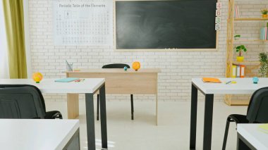Ekipman ve mobilyalarla dolu üniversite odası. Masaları, sandalyeleri ve karatahtası olan boş bir okul astronomi sınıfı. Eğitim ve öğretim için çalışma alanı. Masalarda gezegen modelleri.