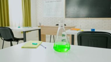 Ekipman ve mobilyalarla dolu üniversite sınıfı. Masaları, sandalyeleri ve karatahtası olan boş bir ilkokul sınıfı, öğrenmek ve öğretmek için çalışma alanı. Masalarda sıvı olan şişeler ve tüpler..