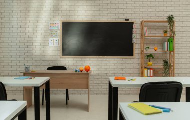 Ekipman ve mobilyalarla dolu üniversite sınıfı. Gün ışığında masaları, sandalyeleri ve karatahtası olan boş okul astronomi sınıfı, öğrenmek ve öğretmek için çalışma alanı. Güneş sistemi gezegen modelli tablolar.