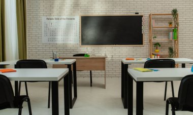 Ekipman ve mobilyalarla dolu üniversite odası. Masaları, sandalyeleri ve tahtası olan boş bir kimya sınıfı, çalışmak için çalışma alanı. Masalarda defterler ve şişeler, duvarlarda periyodik tablolar.