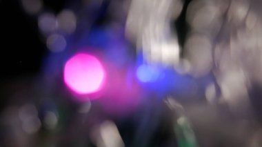 Renkli ışık sızıntısı. Bulanık mor lens, hareket stüdyosu yıldırımı koyu arkaplanda bokeh etkisi olan çelenk. Işık sızıntıları, soyut arkaplan görüntüleri.