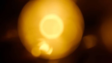 Renkli ışık sızıntısı. Bulanık sarı mercek lamba hareketli stüdyo yıldırımı koyu arkaplan üzerinde bokeh etkisi olan çelenk. Işık sızıntıları, soyut arkaplan görüntüleri.