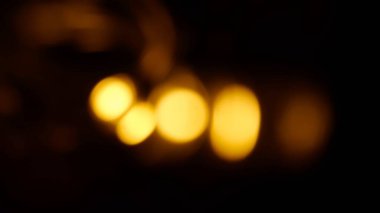 Renkli ışık sızıntısı. Bulanık sarı ışıklı lambalar hareket eden stüdyo ışıkları koyu arkaplan üzerinde bokeh etkisi olan çelenkler. Işık sızıntıları, soyut arkaplan görüntüleri.