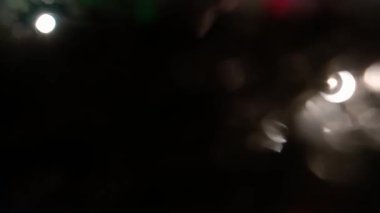 Renkli ışık sızıntısı. Bulanık renkli lensler, hareketli stüdyo yıldırımları, arka planda bokeh etkisi olan çelenkler. Etrafta dönen ışık sızıntıları, soyut arkaplan görüntüleri.