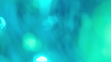 Renkli ışık sızıntısı. Bulanık renkli lensler, ışık saçan stüdyo yıldırımları, parlak arka planda Bokeh etkisi olan Noel çelenkleri. Işık yanıp sönüyor, soyut arkaplan görüntüleri.