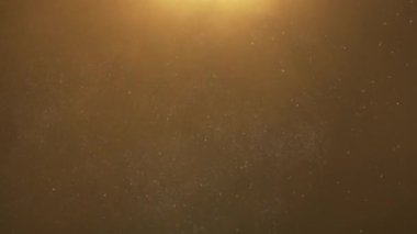 Dumanlı havada rastgele uçuşan küçük toz bulutu, nesneler için boş uzay şablonu. Birçok toz parçacığı yukarıdan gelen spot ışıklarıyla boş altın zemin üzerinde sıcak ışıkta yüzüyor..