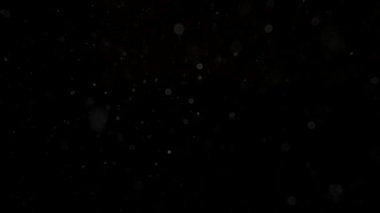 Dumanlı havada rastgele uçuşan küçük toz bulutu, nesneler için boş uzay şablonu. Boş siyah arkaplanda ışık altında yüzen pek çok toz parçacığı yukarıdan gelen spot ışıklarıyla, görüntüyü kapat.