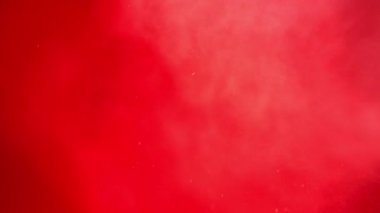 Dumanlı havada rastgele uçuşan küçük toz bulutu, nesneler için boş uzay şablonu. Boş arkaplanda kırmızı ışıkta yüzen pek çok toz parçacığı ve yukarıdan gelen spot ışıkları.