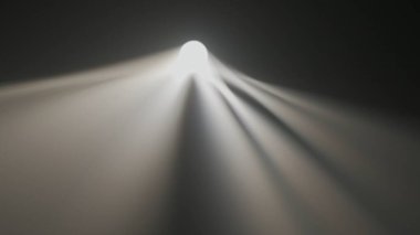 Sis stüdyosunda beyaz ışık huzmeleri. Profesyonel ışıklandırma ekipmanlarının parlak beyaz ışıkları siyah arkaplanda yanıp sönüyor. Duman havada süzülüyor..