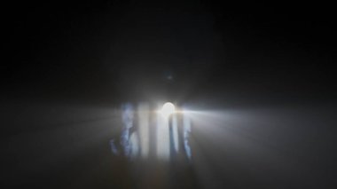 Sis stüdyosunda beyaz ışık huzmeleri. Siyah arkaplanda parlayan parlak beyaz spot ışıkları profesyonel ışıklandırma ekipmanlarının ışınları içeri yayılıyor, orta çekim.