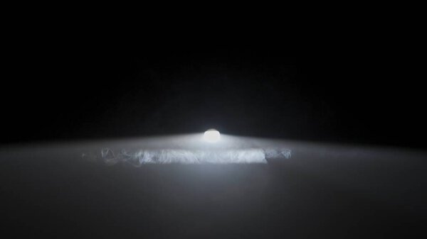 Белые лучи сценического света в туманной студии. Яркие горизонтальные белые прожекторы лучи профессионального осветительного оборудования мигают в темноте на черном фоне с дымом течет через, полный выстрел.