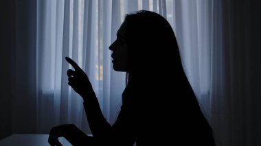 Karanlıkta odada yalnız bir kadın. Pencerenin önündeki masada oturan, düşüncelerini paylaşan, tartışan ve kaşlarını çatan ciddi, kafa karıştırıcı yüz ifadesi olan bir kadın silueti. İnsan duyguları ve akıl sağlığı.