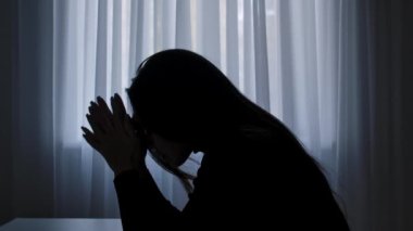 Karanlıkta odada yalnız bir kadın. Pencerenin önündeki masada oturan kadının silueti, kafası masanın üzerinde, kederli kalbi kırık bir yüz ifadesi, yalnız ve şüpheli. İnsan duyguları ve akıl sağlığı.