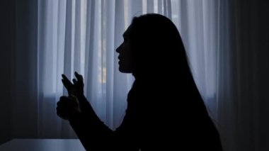 Karanlıkta odada yalnız bir kadın. Pencerenin önündeki masada oturan, düşüncelerini paylaşan, tartışan ve kaşlarını çatan ciddi, kafa karıştırıcı yüz ifadesi olan bir kadın silueti. İnsan duyguları ve akıl sağlığı.