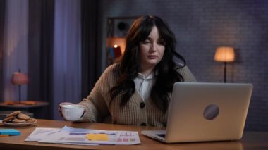 Evden uzakta bağımsız bir iş. Genç iş kadını serbest çalışan masa başında geç saatlere kadar çalışıyor, bilgisayarını daktiloyla yazmakla meşgul, bardaktan içiyor ve sıcak kahveyle kendini yakıyor..