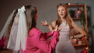 Düğün öncesi sevgililer partisi. Bir grup genç bayan arkadaş ve gelin evde bekarlığa veda partisini kutluyor, nedimeler peçeler takmış gelini bekliyor, gülüyor ve dedikodu yapıyorlar..