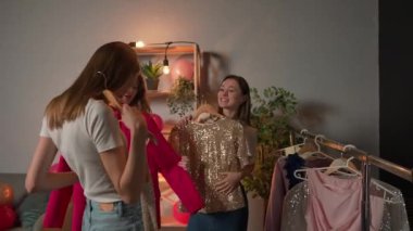 Düğün öncesi sevgililer partisi. Bekarlığa veda partisini evde kutlayan bir grup genç bayan arkadaş, gelin bekleyen nedimeler, parti için şık kıyafetler deniyorlar, gülümseyen konuşmalar. Yavaş çekim.