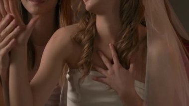 Düğün öncesi sevgililer partisi. Bekarlığa veda partisini evde kutlayan bir grup genç kız arkadaş, nedime alyansını parmaklarıyla gösteren yakın bir gelin, heyecanlı bir ifade. Yavaş çekim.