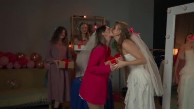 Düğün öncesi sevgililer partisi. Bir grup genç bayan arkadaş ve gelin evde bekarlığa veda partisini kutluyor, nedimeler geline hediyeler veriyor, genç kadını kutluyor ve öpüyor..